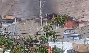 Fuego destruyó viviendas en el sector centro alto, pese al esfuerzo de Bomberos [FOTOS]