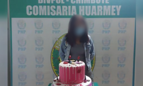 ¿Humillación? Joven incumplió normas sanitarias en su cumpleaños y policía la hizo posar con torta