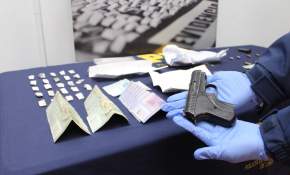 Allanan 3 viviendas en Antofagasta: Incautan arma, municiones y cerca de $500 mil en drogas [FOTOS]